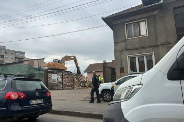 Încă un bloc cu șase etaje se construiește pe bucată mică de teren. ”Fotograful” lui Boc a primit aprobare și a trecut la demolări