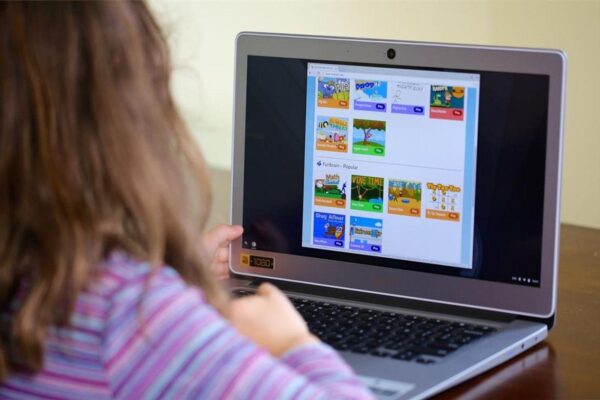„Ajutor pentru calculator” pentru studenții și elevii clujeni