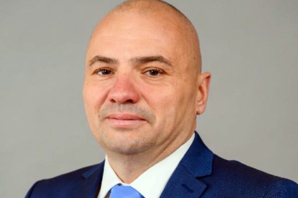Primarul liberal din Cornești, Cluj, ca vătaful pe plantație. A făcut accident cu mașina Primăriei, deși nu avea permis