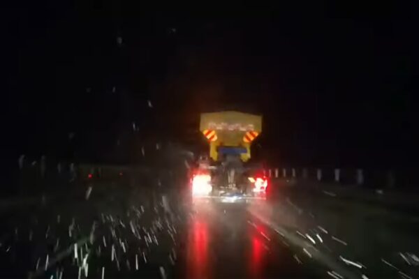 Iarna a revenit în județul Cluj. Utilajele de deszăpezire scoase pe traseu