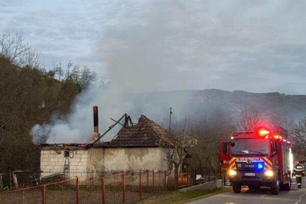Dramă în Sâmbăta Mare la Cluj. Un incendiu a curprins acoperișul unei case din Sânmartin
