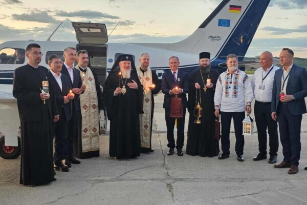Sfânta Lumină ajunge la Cluj în Noaptea de Înviere cu avionul