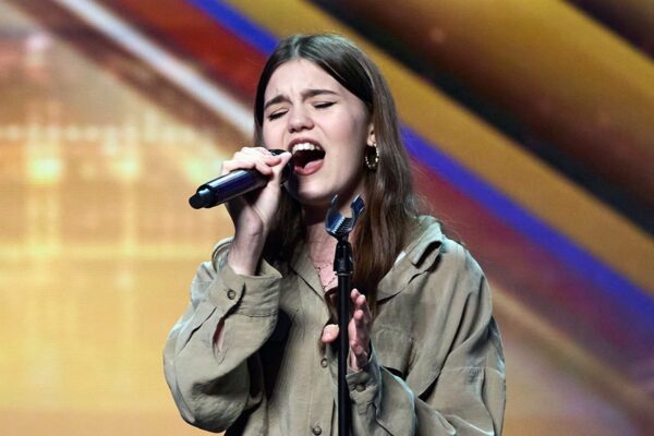 O fetiță de 14 ani din România a făcut senzația la ”Britanii au talent”. Cu siguranță ți se va face pielea de găină