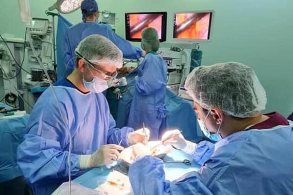 Transplant renal complex finalizat cu succes de echipa ICUTR Cluj-Napoca. Copil de 9 ani a primit un rinichi de la mamă