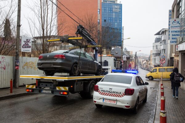 Atențe unde parcați la Cluj. Se majorează prețurile la ridicarea mașinilor parcate ilegal