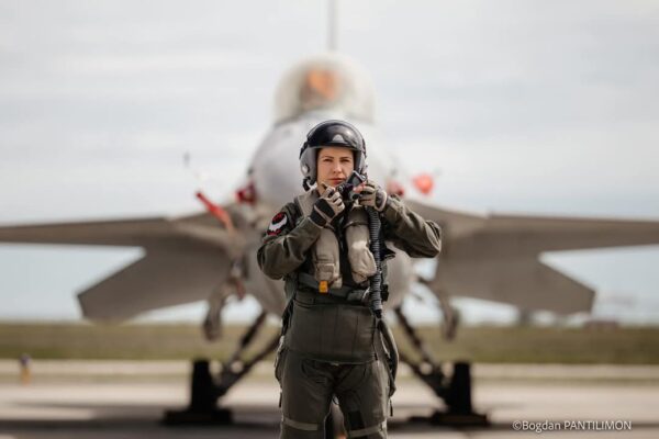 Prima femeie pilot pe F16 din Armata României. Zboară în fiecare zi de la Câmpia Turzii, Cluj