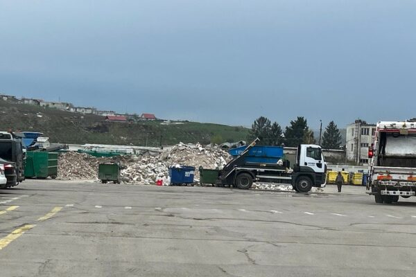 Mormane de gunoaie în curtea celor de la Supercom Cluj. Garda de Mediu mai funcționează în județul Cluj???