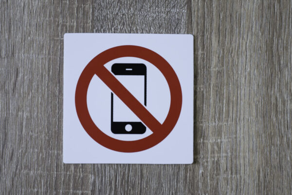 Telefoanele mobile ar putea fi INTERZISE în școli!