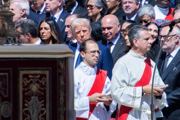 Bolojan NU a stat lângă Trump la funeraliile Papei Francisc. Propaganda liberală vrea să credeți altceva