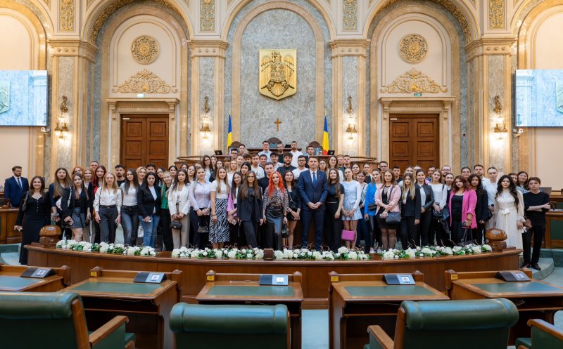 100 de studenți din Cluj aduși în vizită la Senat