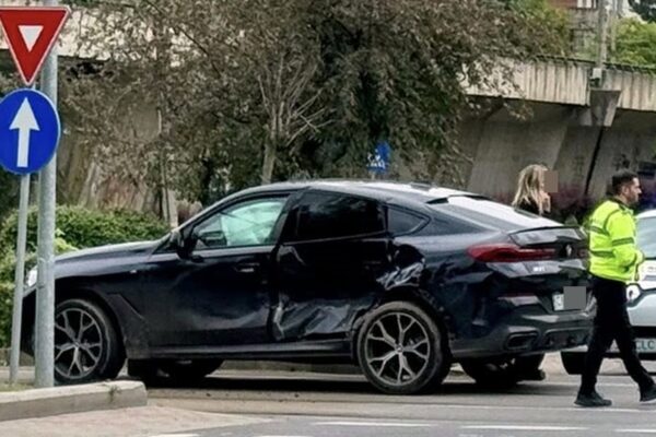 Și-a julit un pic X6-le. Atenție blondă la volan. Un nou accident în cea mai periculoasă intersecție din Cluj Napoca