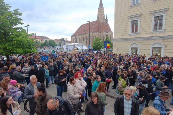 Sute de oameni au celebrat la Cluj, Ziua Europei. George Simion huiduit la scenă deschisă