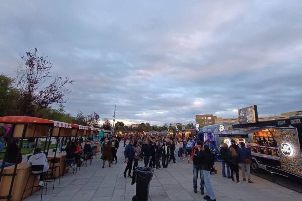 A început festivalul mâncării la suprapreț. Clujenii nu se prea înghesuie la Street Food Festival