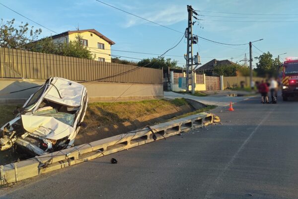 Accident la Apahida, Cluj. Șoferul vinovat a rupt un stâlp