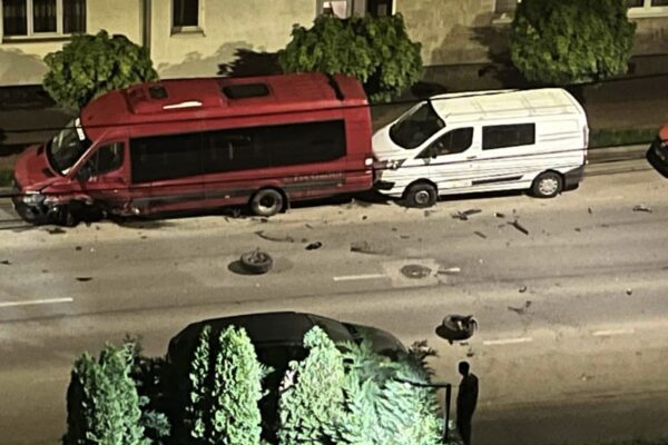 Un șofer de 20 de ani din Cluj a distrus alte cinci mașini, la Dej