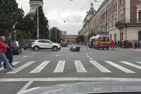 Motociclist spulberat de o mașină în centrul Clujului
