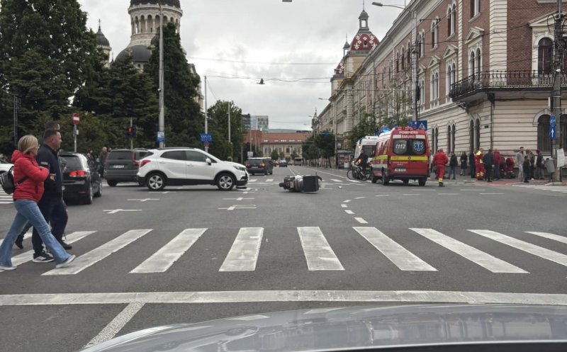 Motociclist lovit de o mașină în centrul Clujului