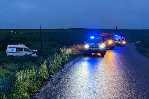 Ambulanță din Cluj, implicată într-un grav accident de circulație. Primăria Cluj Napoca le pune în pericol viața clujenilor care circulă pe strada Valea Fânațelor