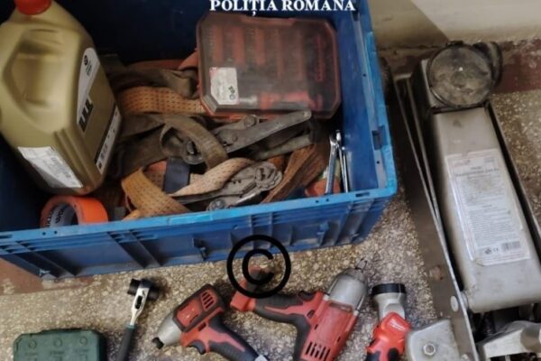 Hoți din Dej prinși după ce au furat scule de mii de euro