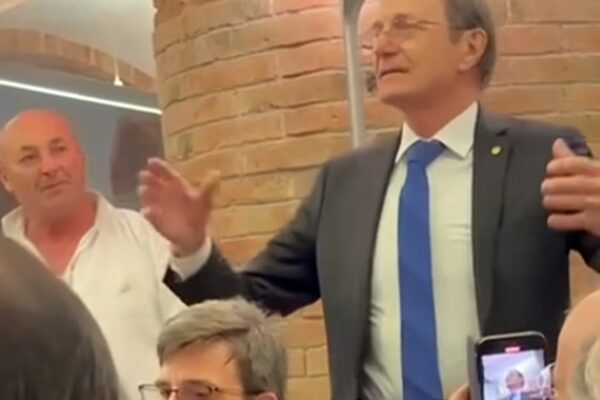 Președintele Academiei Române, Ioan Aurel Pop așa cum nu l-ați văzut niciodată. Cântă din tot sufletul cântecul lui Iancu