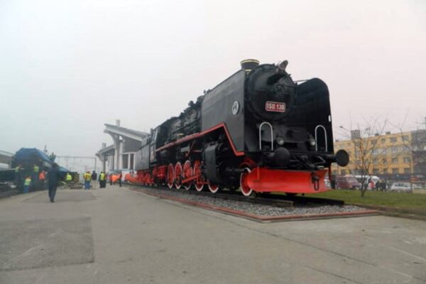 Povestea locomotivei cu abur expusă în gara din Cluj Napoca. A tractat trenuri grele pe o rută dificilă