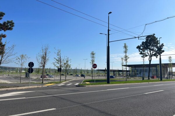 16 de milioane de euro aruncați de Primăria Cluj Napoca, direct pe geam. De trei luni, Park Ride-ul de la Aeroport stă gol