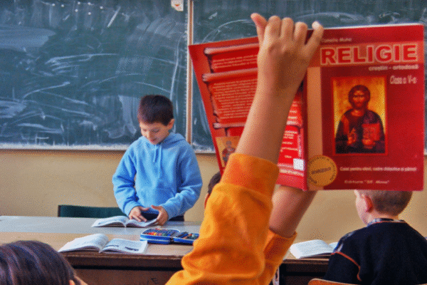 Elevii nu sunt obligați să participe la ora de religie. Cum reacționează sistemul în cazul celor care refuză să meargă la ore