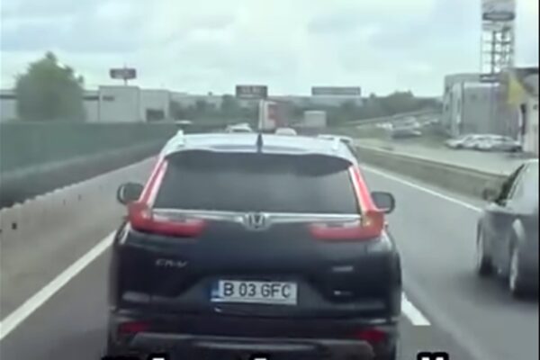 Cât de nesimțit poate fi acest șofer. A circulat minute bune în fața unei ambulanțe aflate în misiune