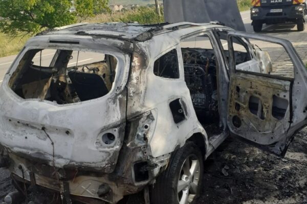 Mașină făcută scrum la Gherla. De la ce a pornit incendiul?