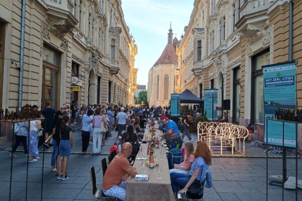 Clujul arată ca un oraș european. Atmosferă vibrantă pe strada Iuliu Maniu la Cluj Never Sleeps, cu un concert inedit oferit de „trupa pietonalelor”, Mano & Gregor