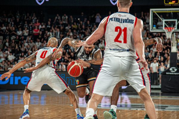 U-BT Cluj-Napoca joacă vineri decisivul la Oradea cu titlul pe masă, după victoria muncită din meciul 4