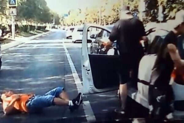 Scandal în trafic. Un șofer nervos a fost făcut KO de către un tânăr de 21 de ani VIDEO