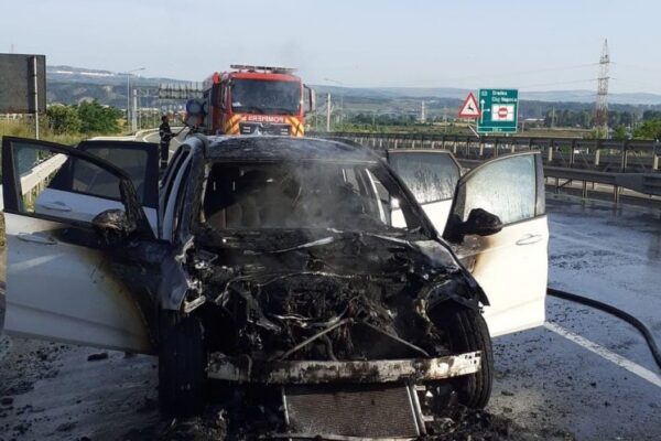 Mașină distrusă de un incendiu pe Autostrada Transilvania