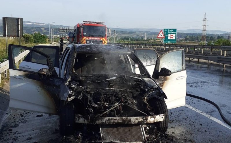 Mașină distrusă de un incendiu pe Autostrada Transilvania