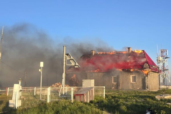 INCENDIU masiv pe Vârful Vlădeasa. A ars cabana și stația meteo