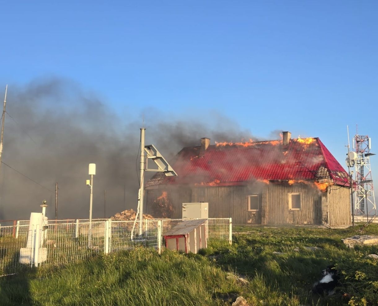 INCENDIU masiv pe Vârful Vlădeasa