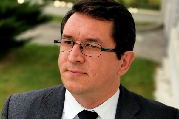 Arhitectul șef al Județului Cluj critică dur decizia tăierii burselor elevilor și studenților. Banii trebuie tăiați de la CFR Călători, nu de la elevi