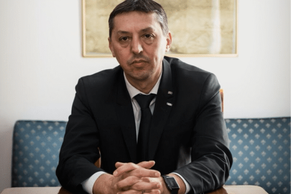 Gest onorabil al ministrului Daniel David. Își donează o parte din salariu pentru burse sociale destinate elevilor sau studenților