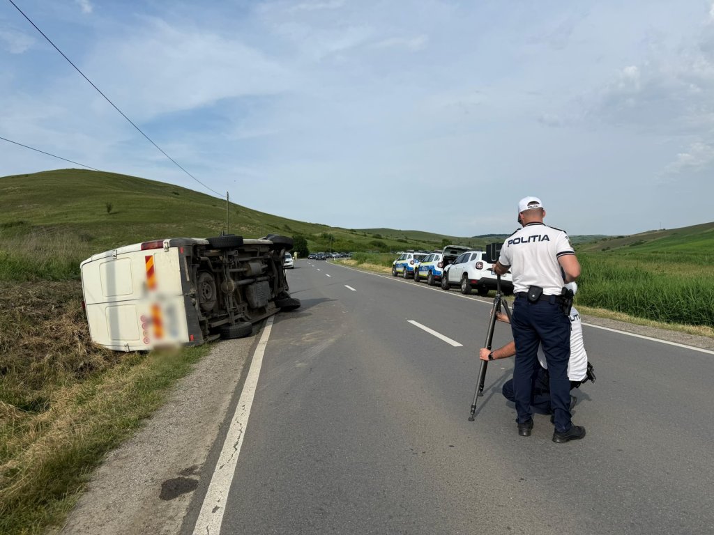 Dubă răsturnată pe marginea drumului la Apahida