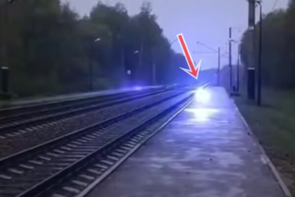 Apariție extrem de rară! Un fulger globular a fost filmat de un călător care aștepta un tren. VIDEO