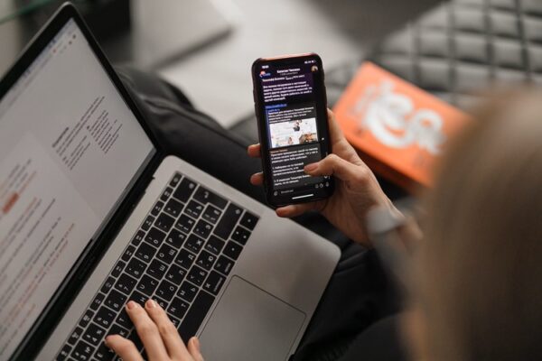 Scroll inteligent: cum să transformi timpul online  în timp care chiar contează