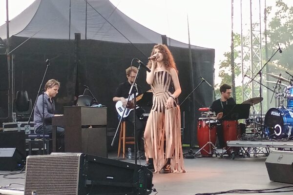 Actrița lui Mircea Bravo a făcut show la Jazz in the Park 2025, alături de Transylvania Jazz Orchestra