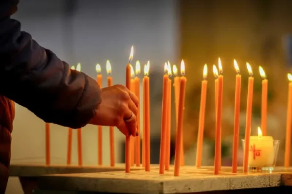 Afacerea ”lumânarea”. Un preot explică cum face Biserica Ortodoxă Română zeci de milioane de euro pe săptămână, neimpozitați