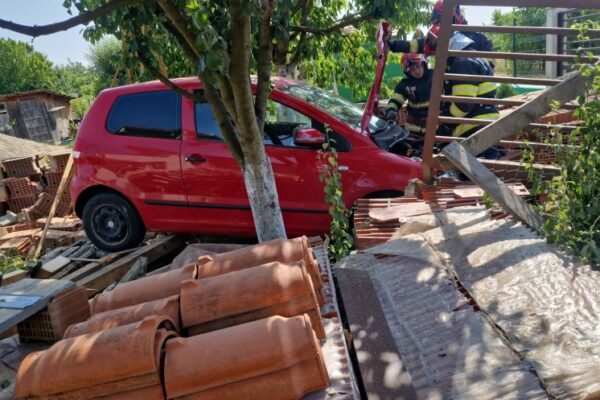 Un șofer a intrat cu mașina în gardul unei case la Turda