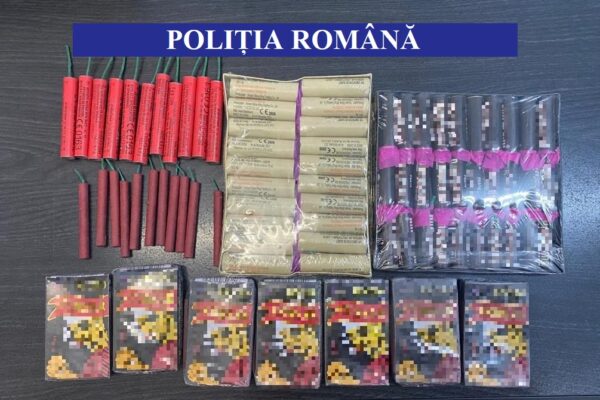 Arsenal pirotehnic găsit de polițiști în casa unui dejean