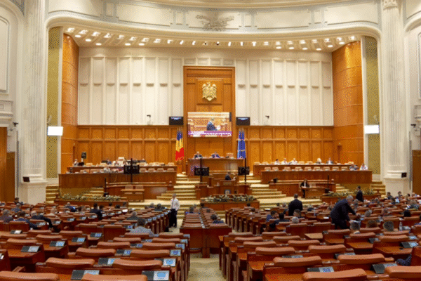 Astăzi va fi dezbătută și votată Moțiunea de Cenzură AUR împotriva Guvernului Bolojan