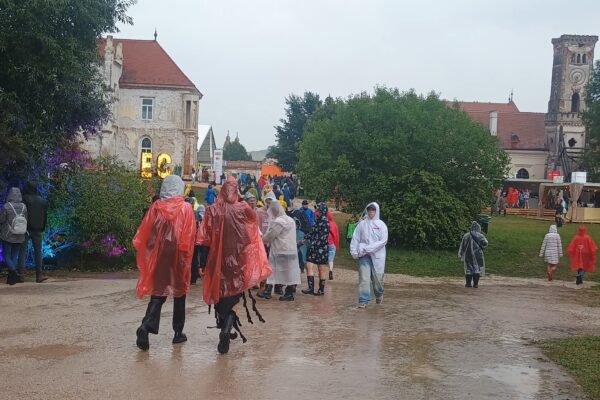 Ploaia nu a iertat Electric Castle nici în 2025. Furtuna a „măturat” festivalul în ziua când urcă pe scenă Justin Timberlake