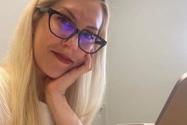 Și parlamentarii sunt oameni. Sexy-deputata Oana Murariu, outfit de senzație pe terenul de tenis