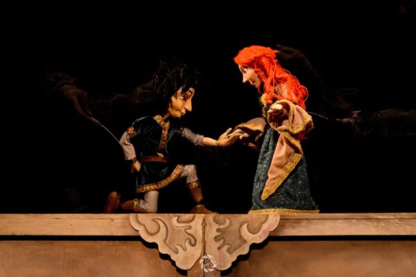 Prinți și prințese din spectacole ale Teatrului de Păpuși „Puck”, la Muzeul Păpușilor