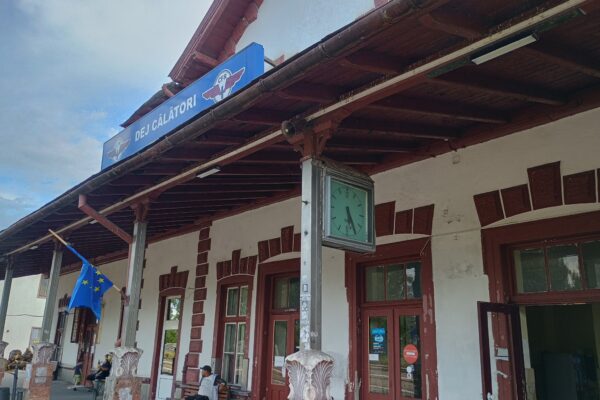 Gara care a pierdut testul timpului. Este un punct feroviar important din județul Cluj și arată ca ultima „speluncă”